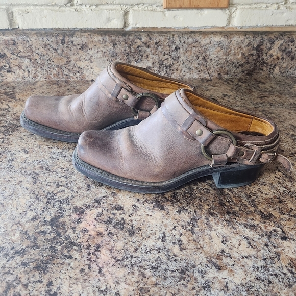 Belted harness mule - Picture 2 of 6